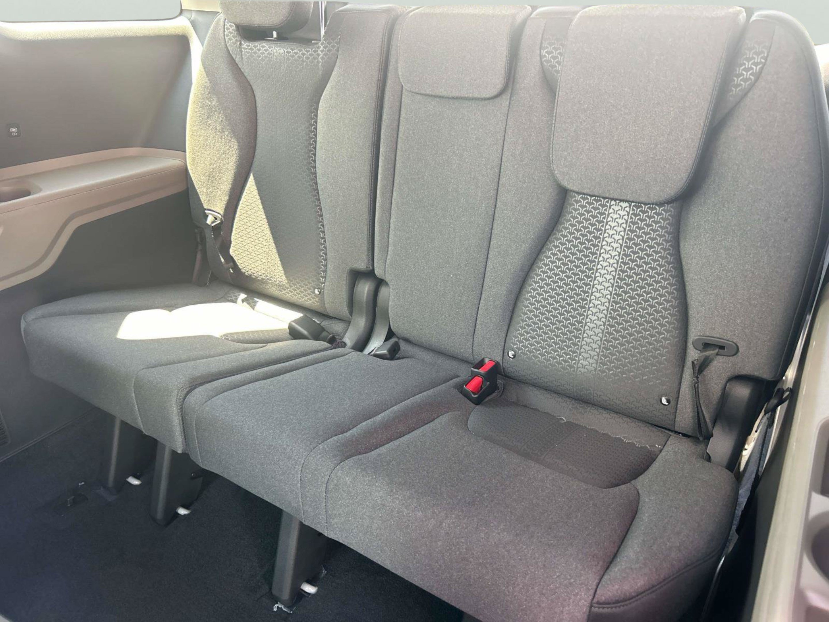 New 2027 Ceramic Silver Kia LX image 17