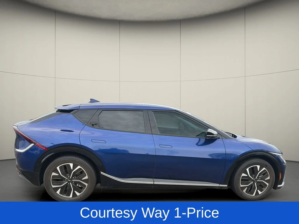 Used 2023 Blue Kia Wind image 11