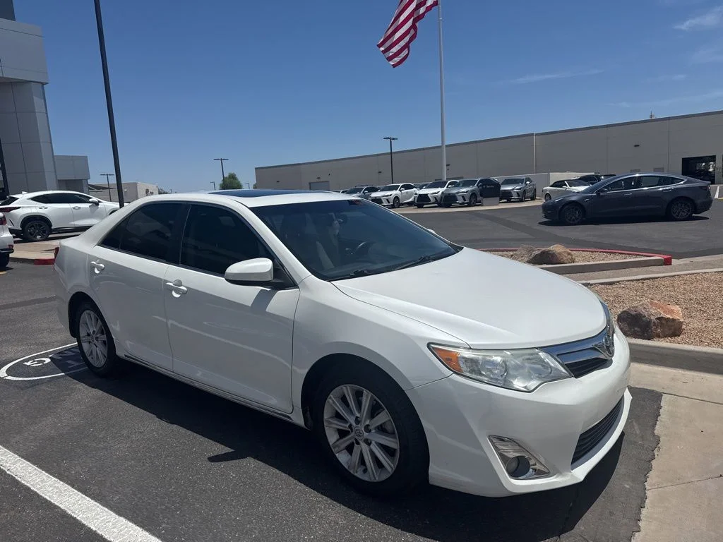 Used 2014 White Toyota XLE image 3