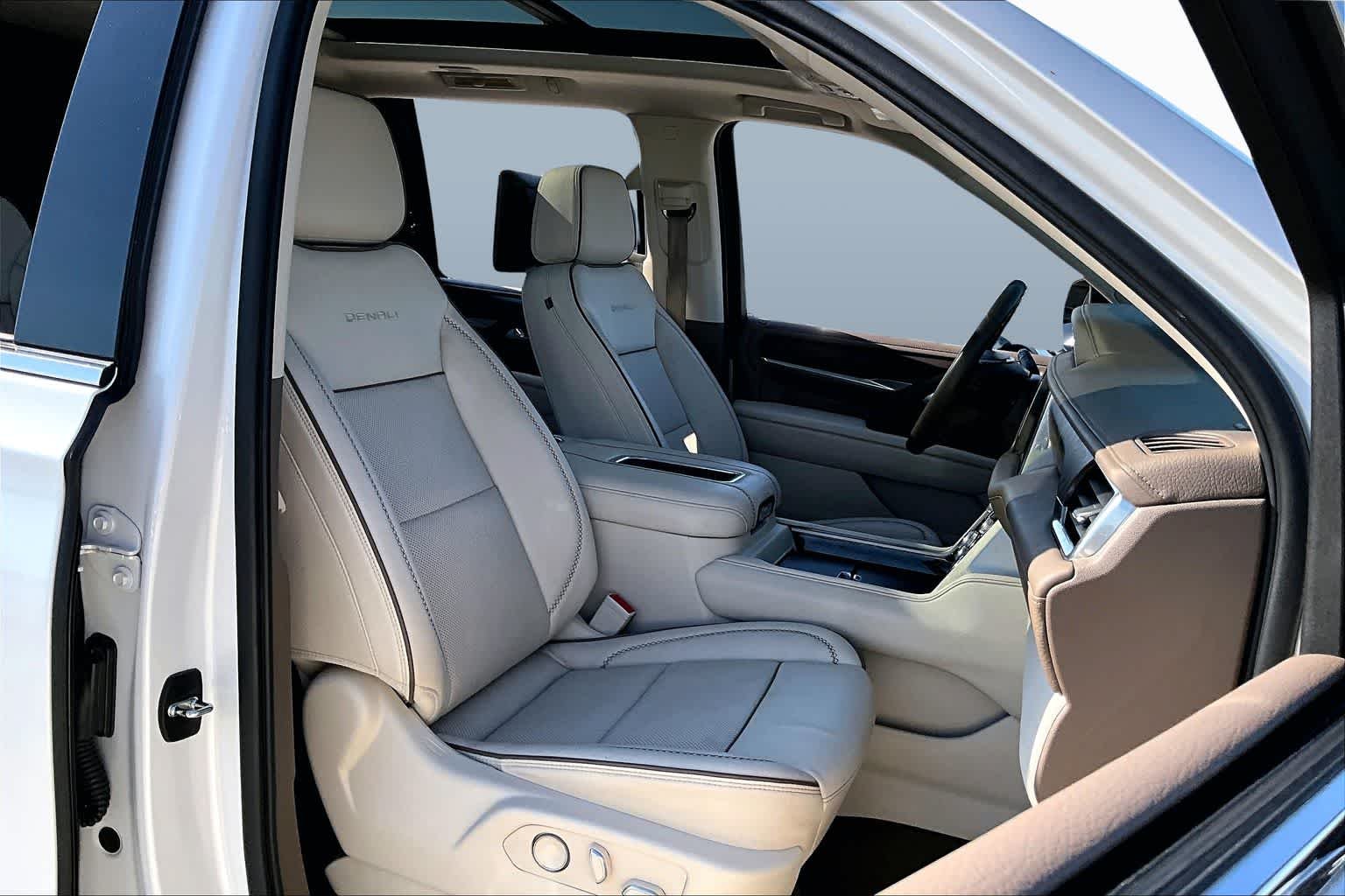 Used 2021 White Frost Tricoat GMC Denali image 8