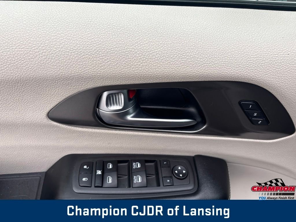 Used 2022 Black Chrysler Touring L image 15