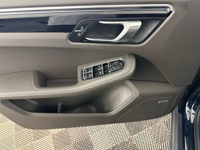 Used 2020  Porsche Base image 20