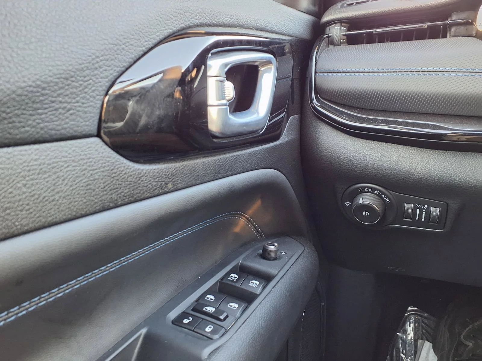 Used 2026 Silver Zynith Metallic Clearcoat Jeep Latitude image 13