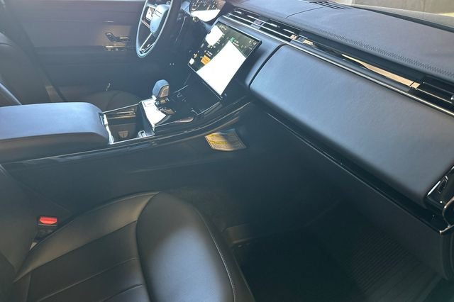 New 2026 Santorini Black Land Rover Dynamic SE image 15