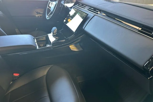 New 2026 Santorini Black Land Rover Dynamic SE image 15