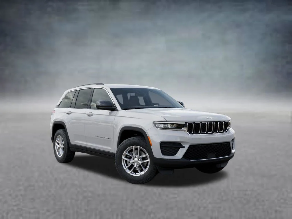 New 2026 Bright White Clear-Coat Exterior Paint Jeep Laredo X image 5