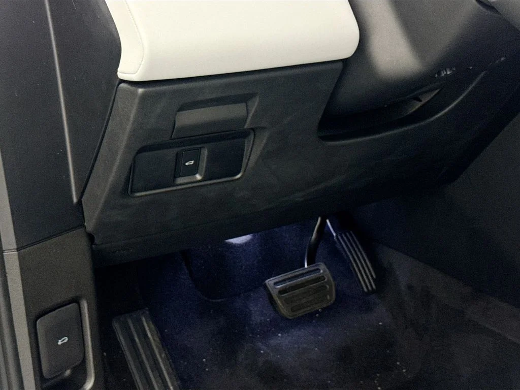 New 2026 Fuji White Land Rover Core S image 10