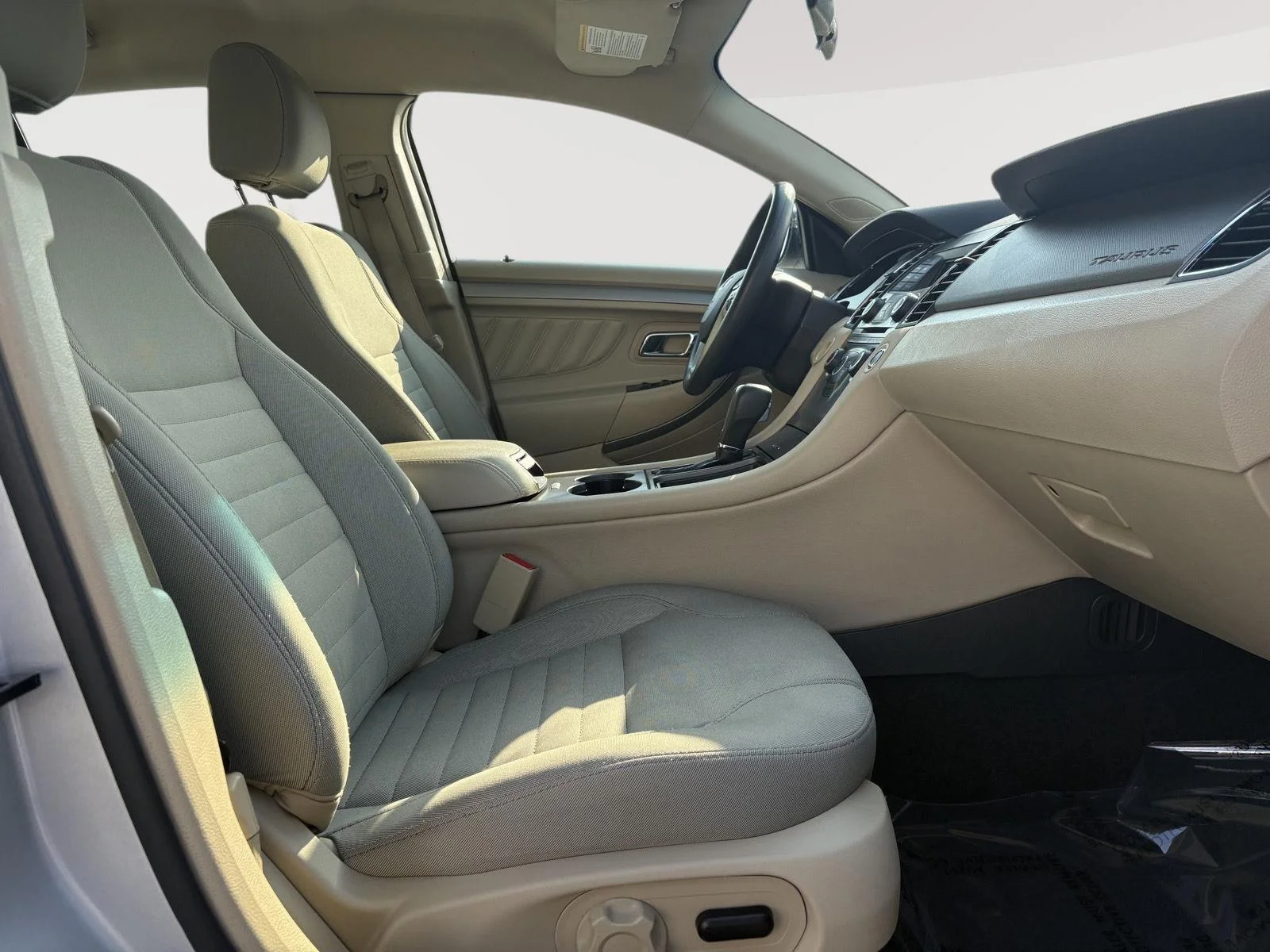Used 2018  Ford SE FWD image 10