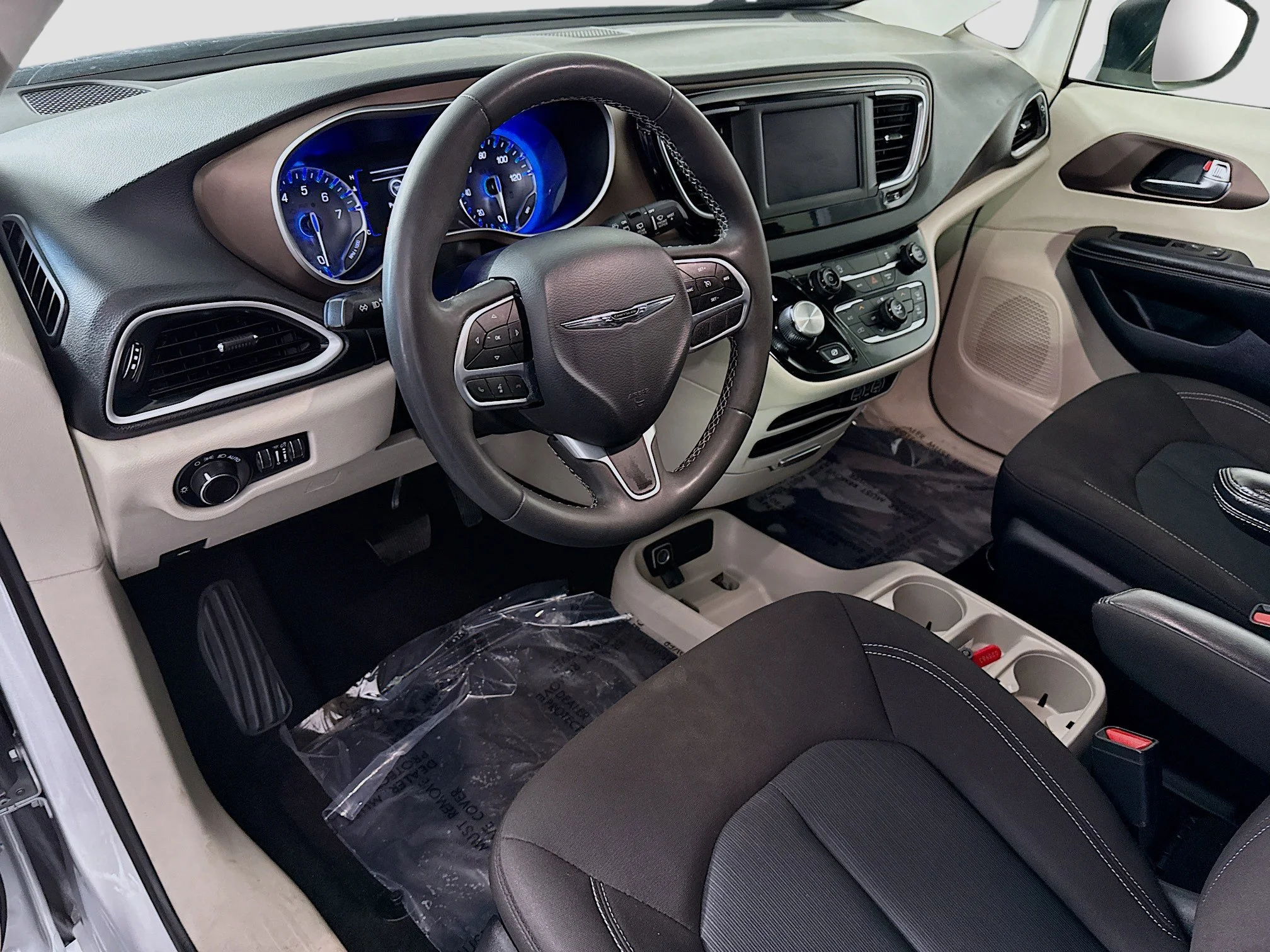Used 2023 Silver Mist Clearcoat Chrysler LX image 19