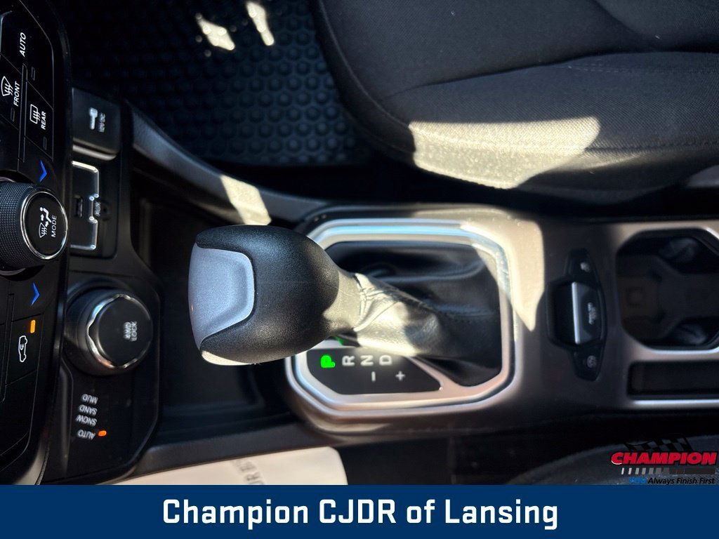 Used 2022  Jeep Latitude image 33