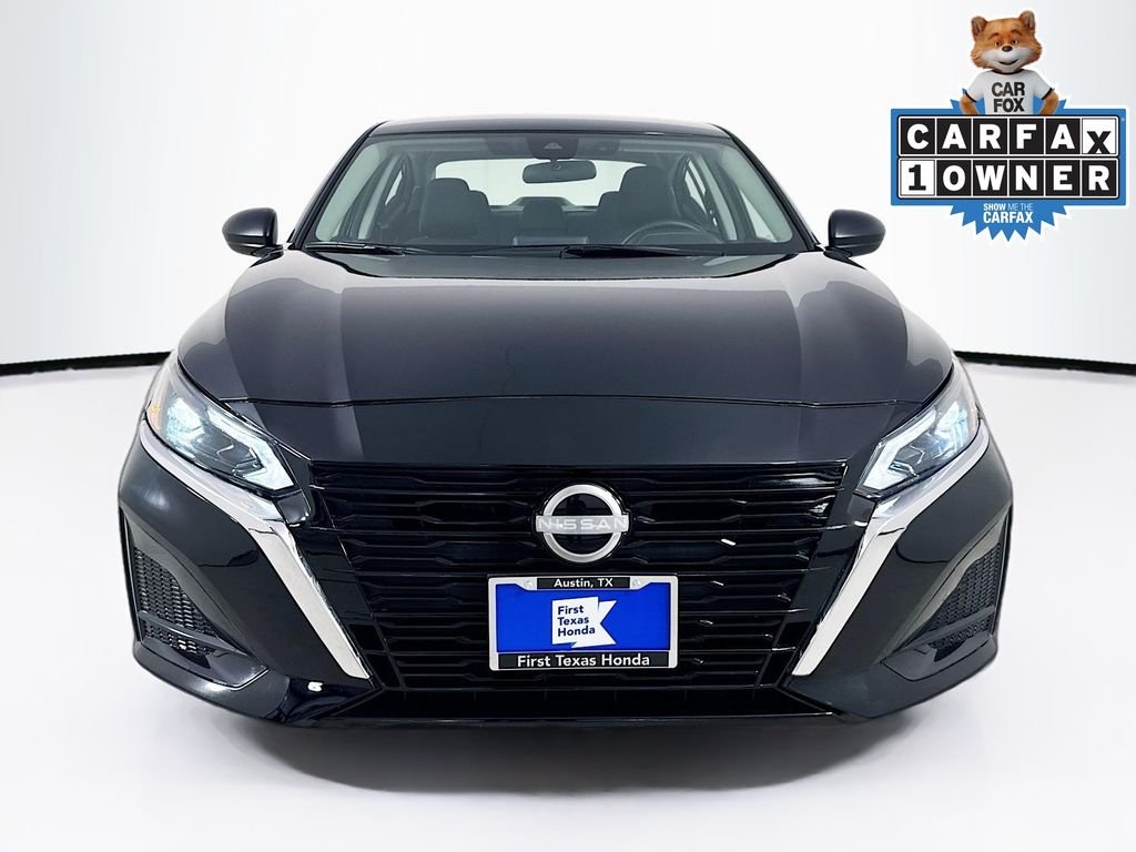 Used 2025 Super Black Clearcoat Nissan 2.5 SV image 2