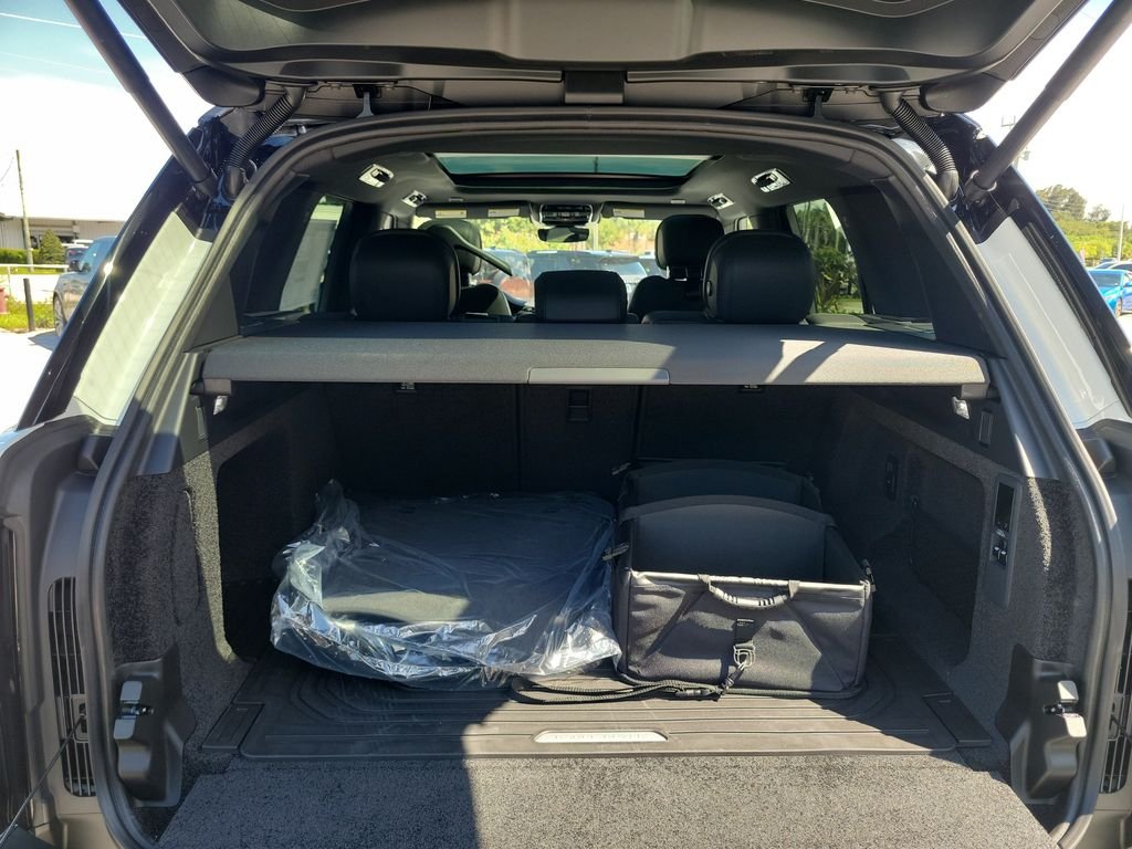 New 2027 Fuji White Land Rover SE image 11