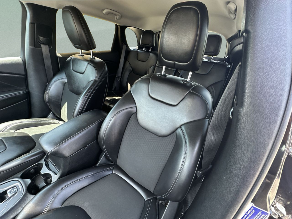 Used 2019 Black Jeep Latitude Plus image 22