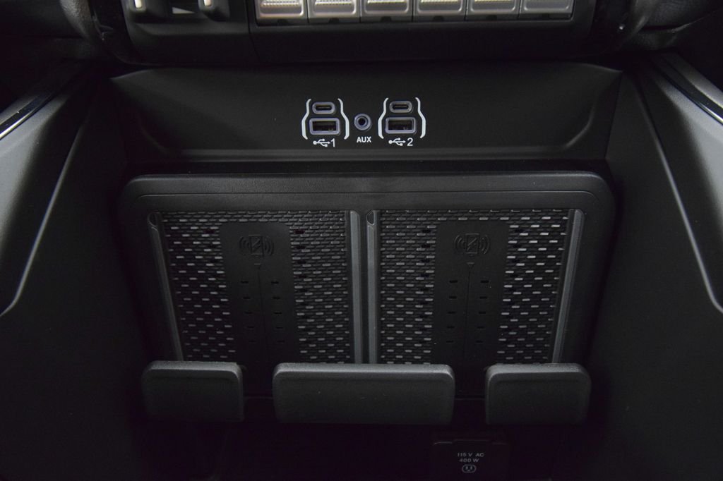 New 2026 Diamond Black Crystal Pearl-Coat Exterior Paint RAM Laramie image 27