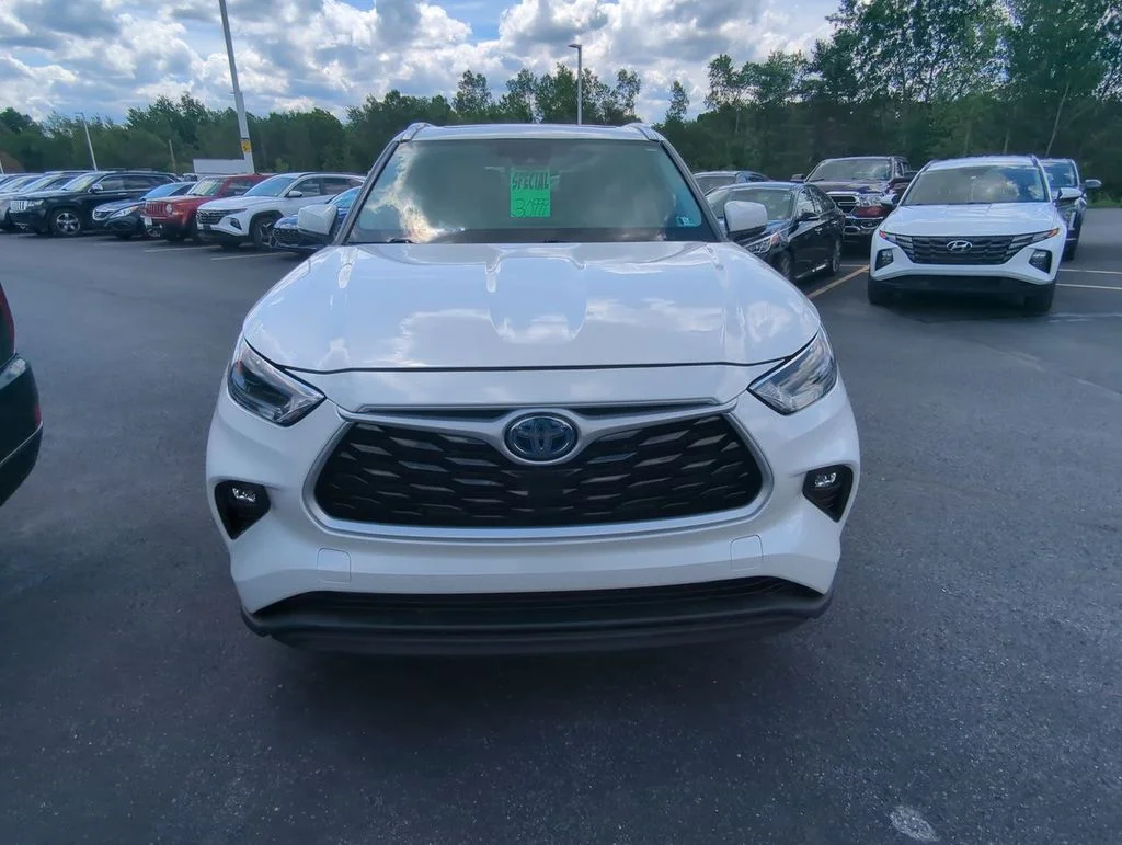 Used 2021 White Toyota XLE image 3