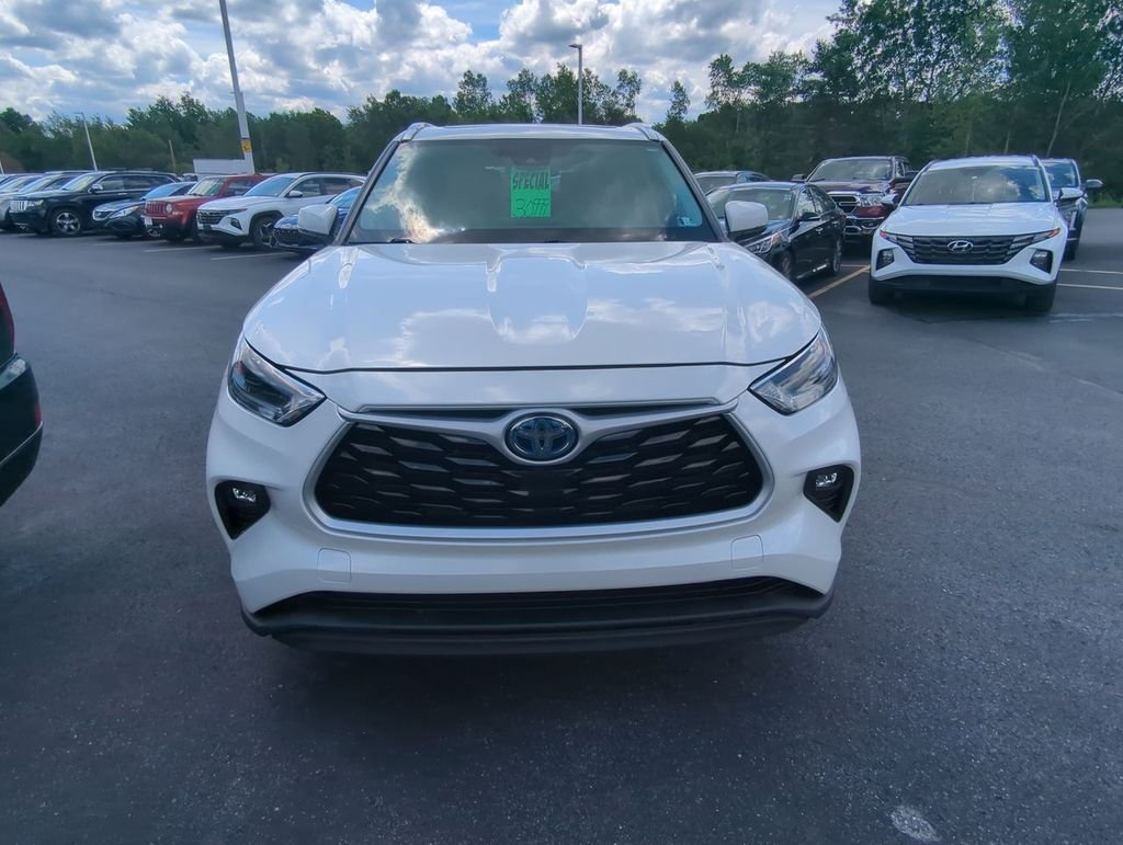 Used 2021 White Toyota XLE image 3