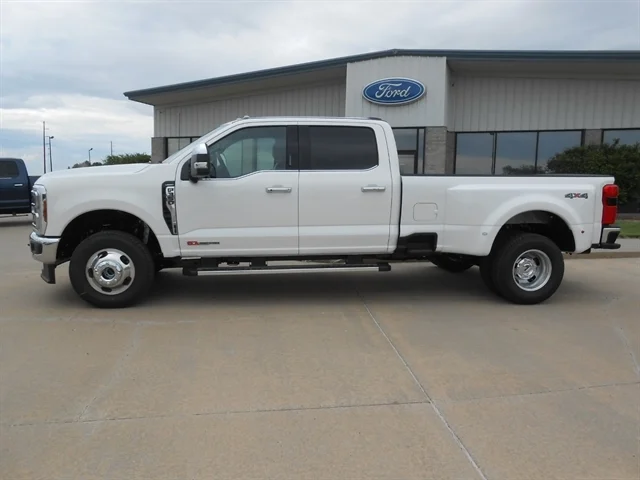 New 2026 Star White Metallic Tri-Coat FORD F-350® Lariat® image 2