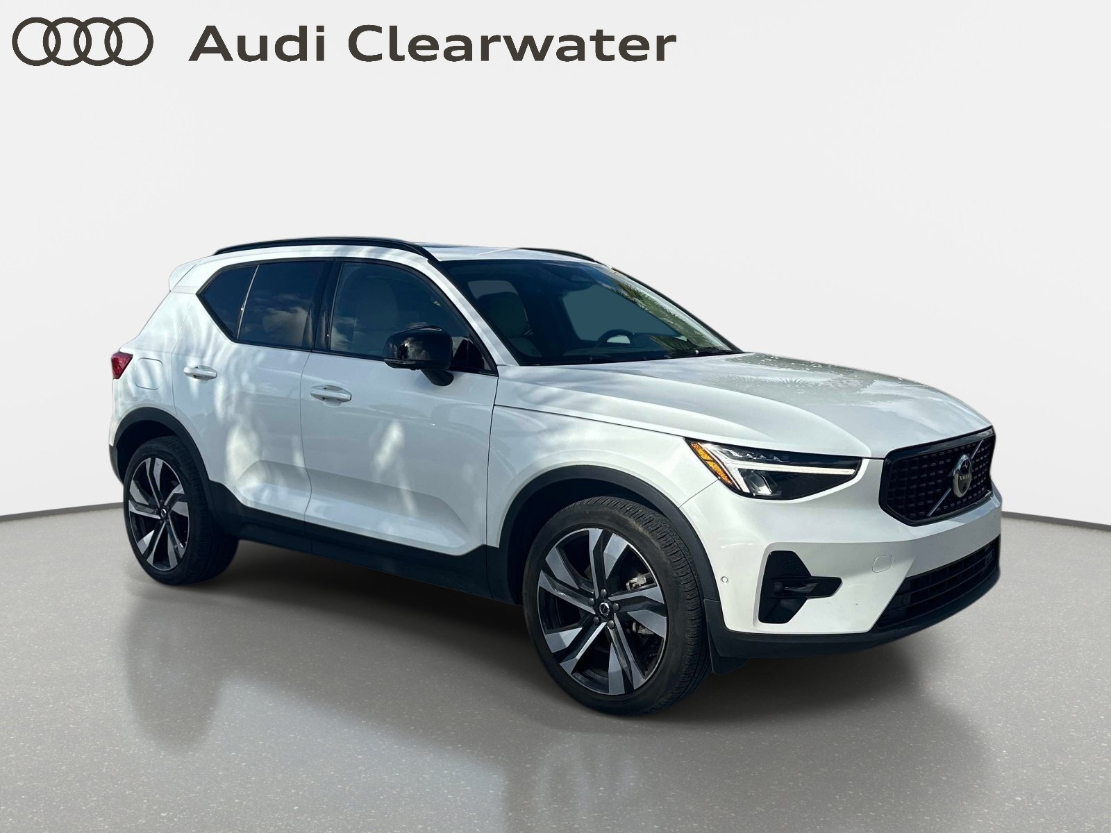 Used 2023 Crystal White Volvo Plus Dark Theme image 4