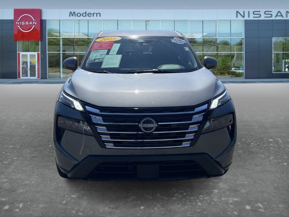 Certified Used 2025 Gun Metallic Nissan SV image 2