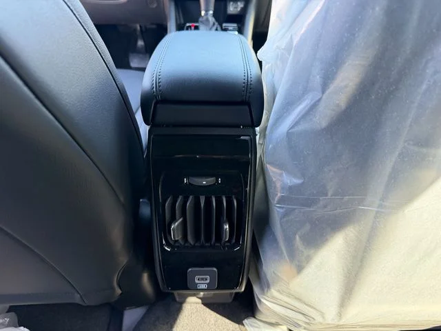 New 2026 Bright White Clearcoat Jeep Latitude image 22