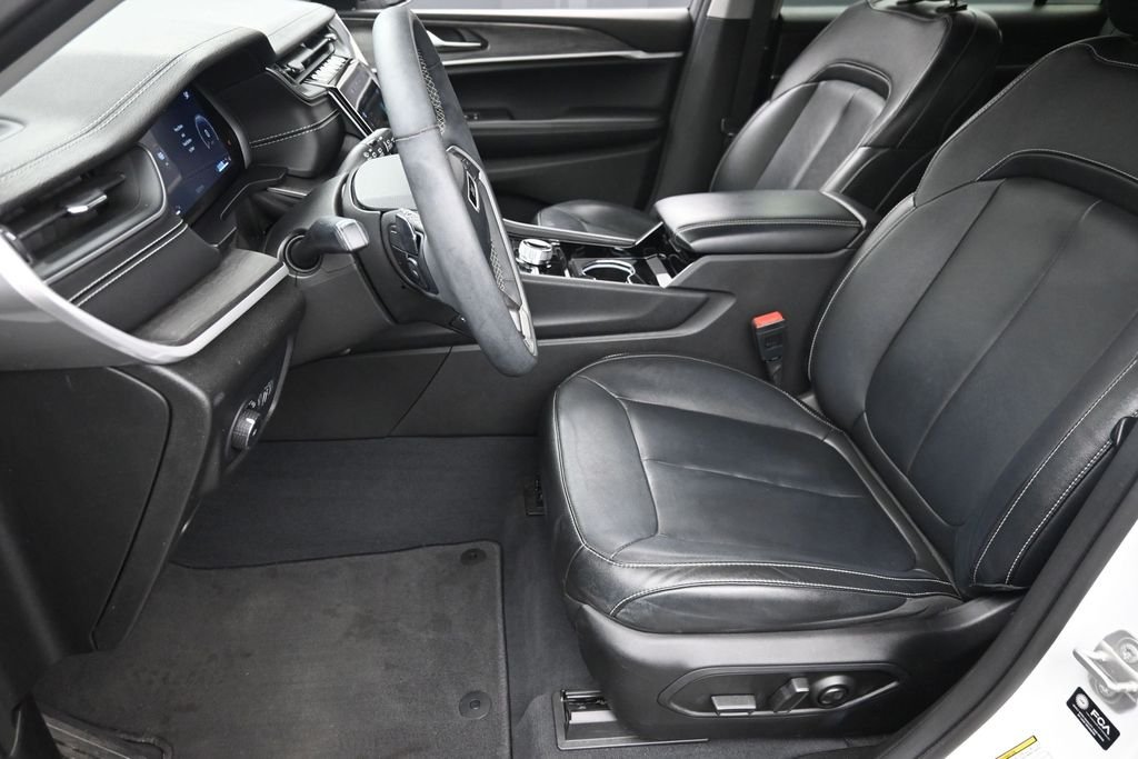 Used 2023 White/off-white Jeep Limited image 19