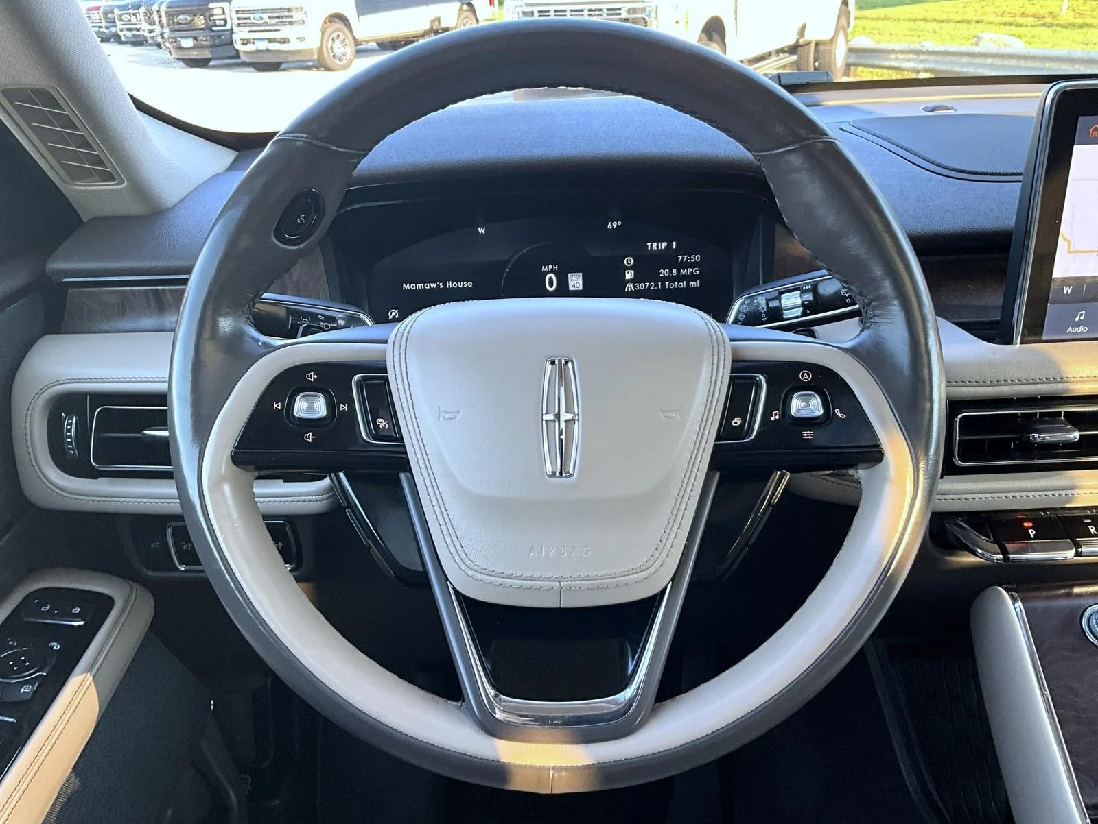Used 2023 White Lincoln Reserve image 12