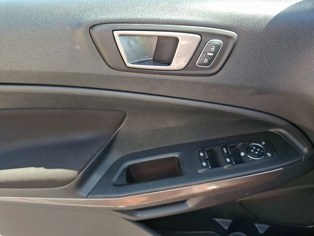 Used 2022 Red Ford SE image 13