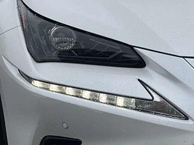 Used 2019 White Lexus 300h image 9