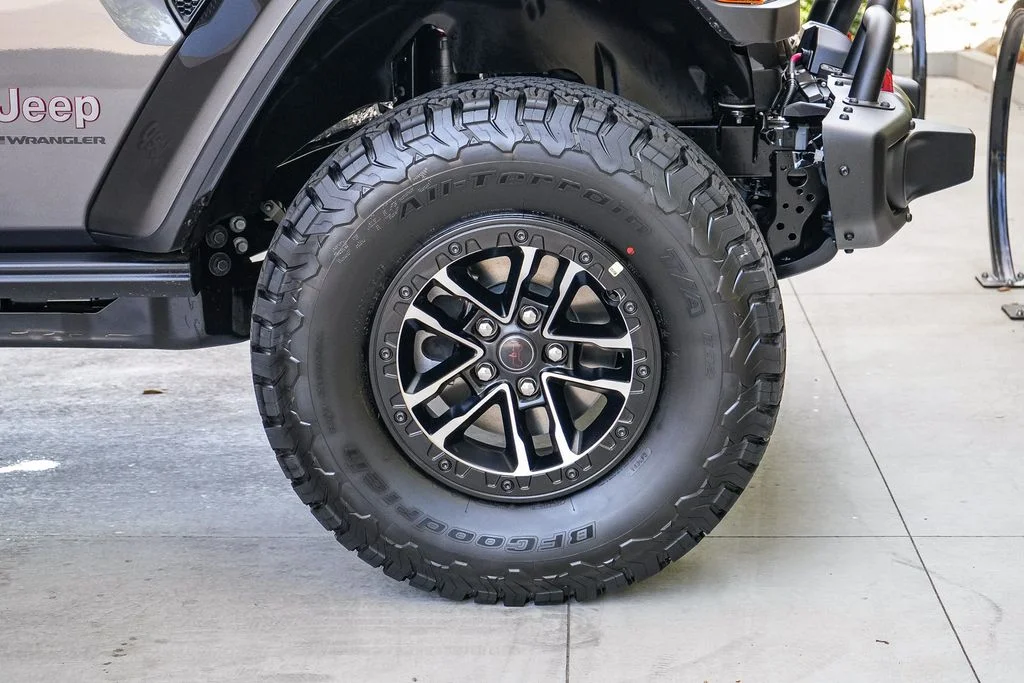 New 2026 Granite Crystal Metallic Clear-Coat Exterior Paint Jeep Rubicon X image 10