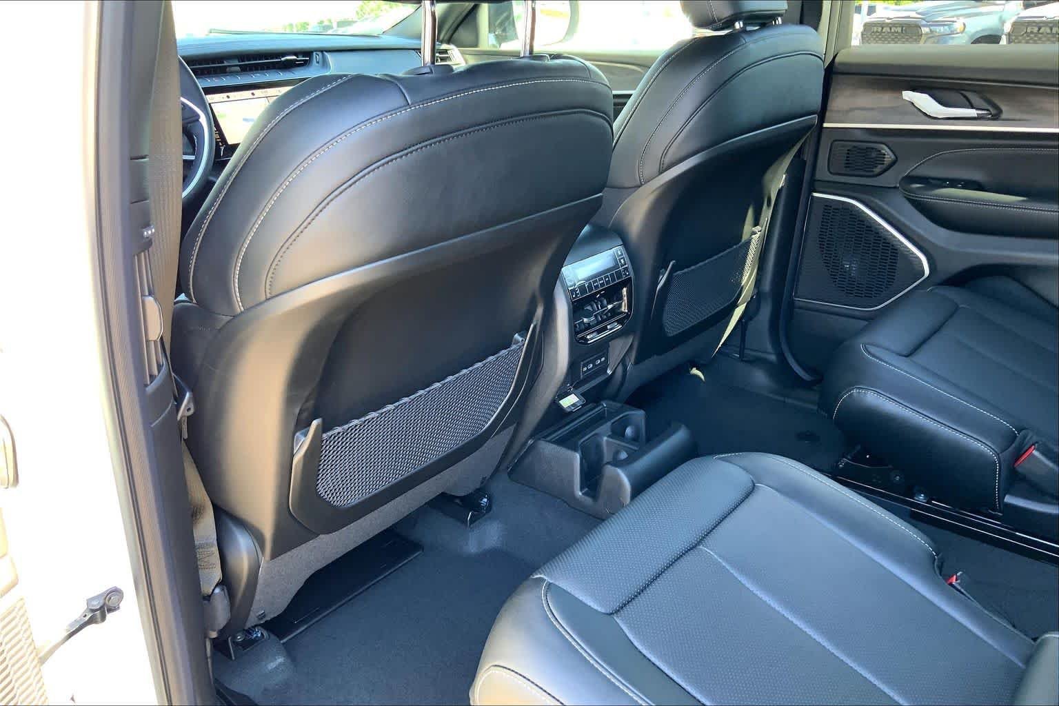 New 2026 Bright White Clear-Coat Exterior Paint Jeep Limited Reserve image 18
