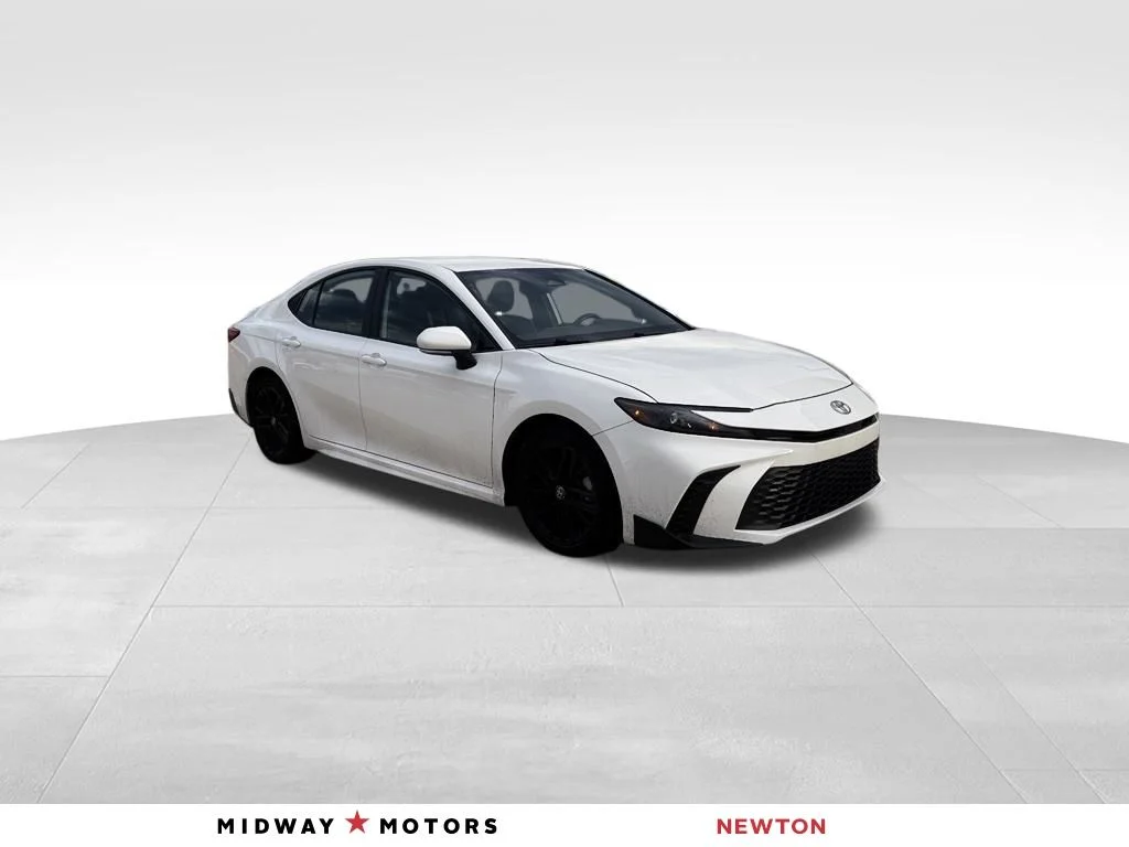 2025 Toyota Camry SE Hybrid's photo