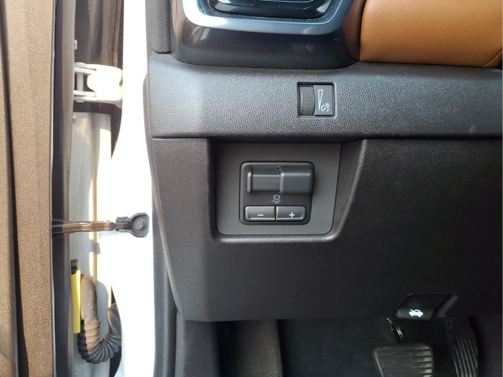 Used 2023 White GMC AT4 image 22