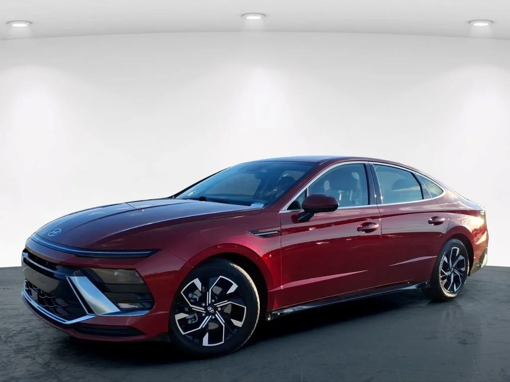 Used 2024 Red Hyundai SEL image 2