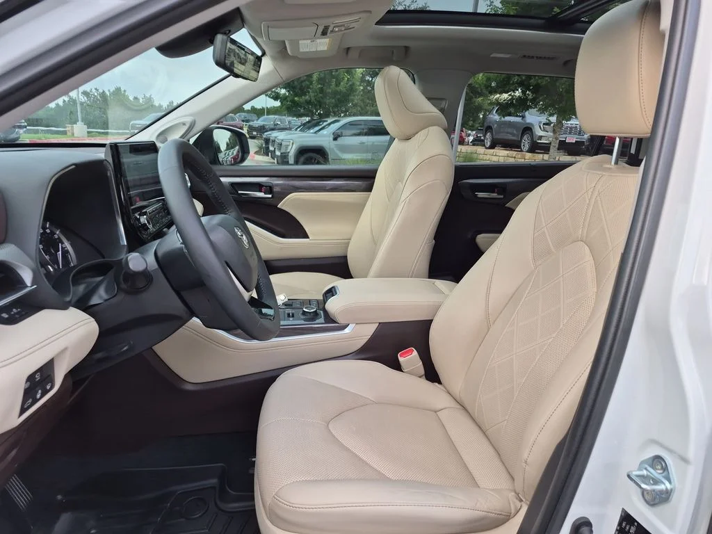 Used 2022  Toyota Platinum image 19
