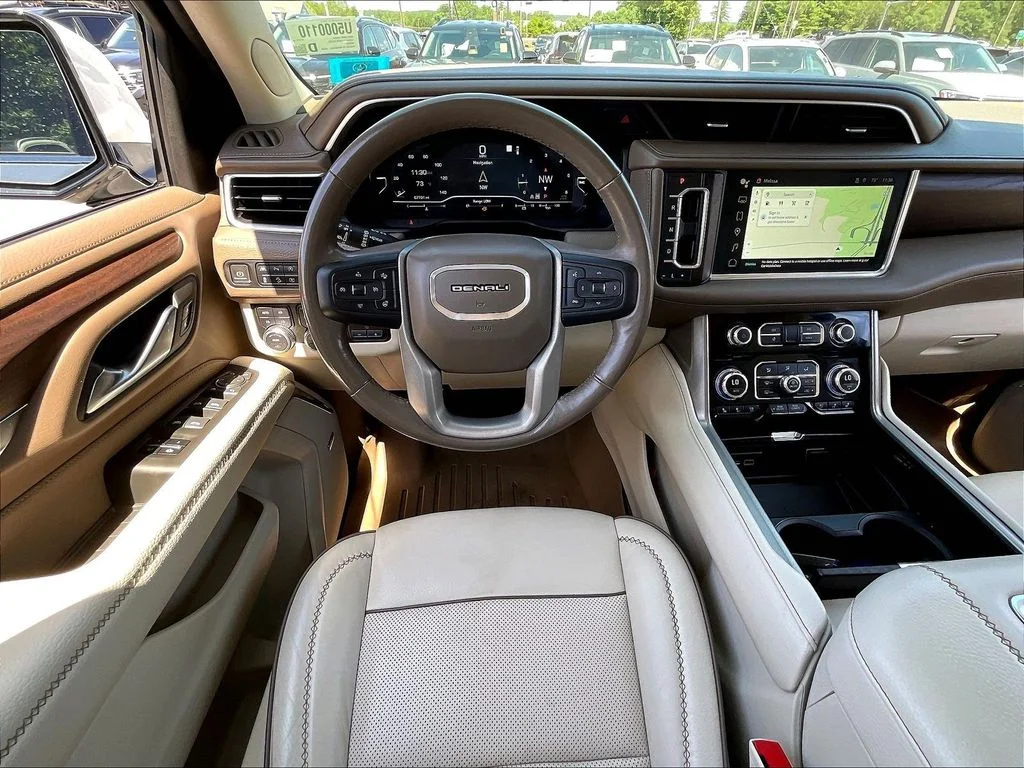 Used 2022 White Frost Tricoat GMC Denali image 17