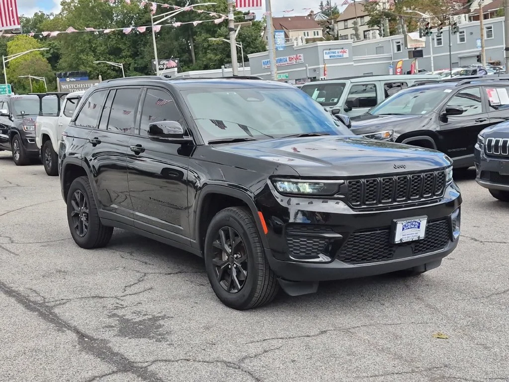 Used 2025 Black Jeep Altitude X image 3