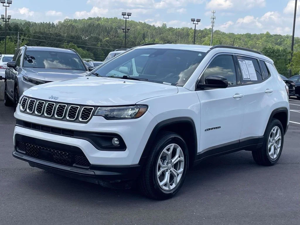 Used 2024 White Jeep Latitude image 4