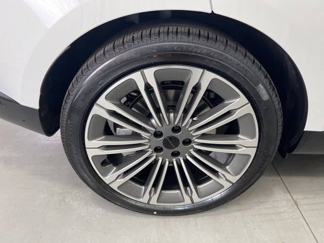 New 2026 Fuji White Land Rover SE image 25