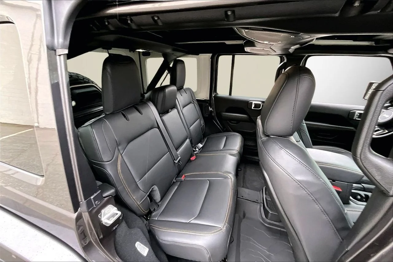 New 2026 Granite Crystal Metallic Clear-Coat Exterior Paint Jeep Sahara image 20