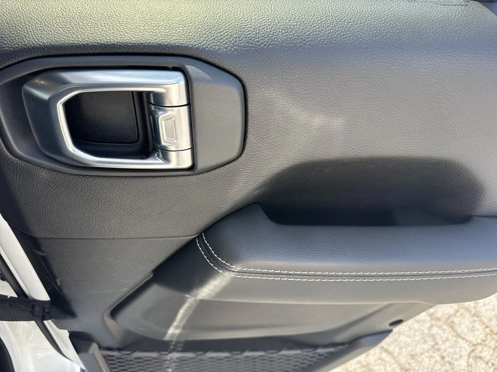 Used 2021 White Jeep Overland image 16