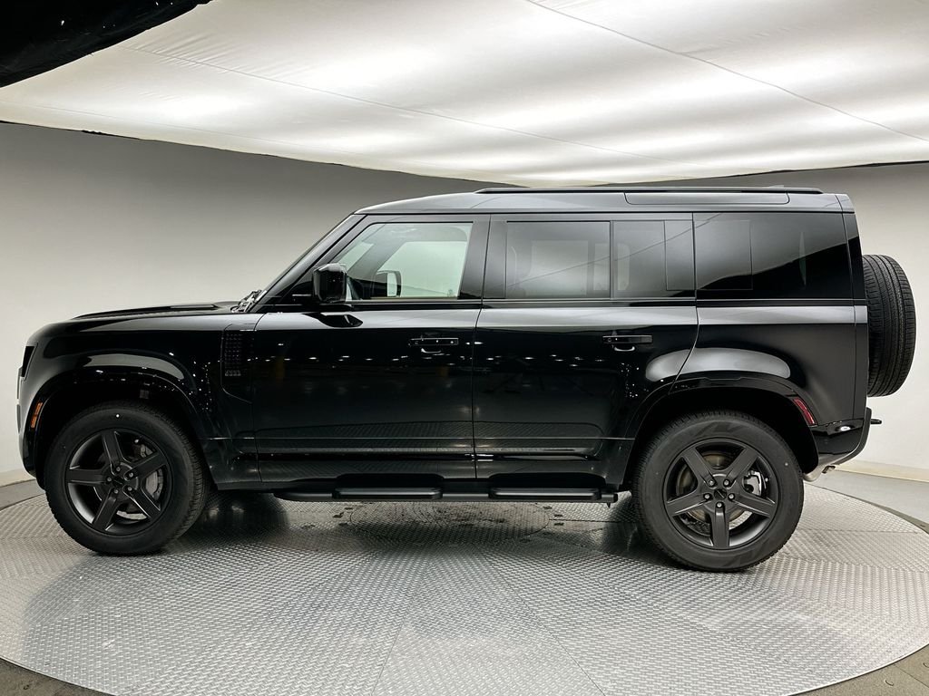 New 2026 Santorini Black Metallic Land Rover X-Dynamic SE image 10