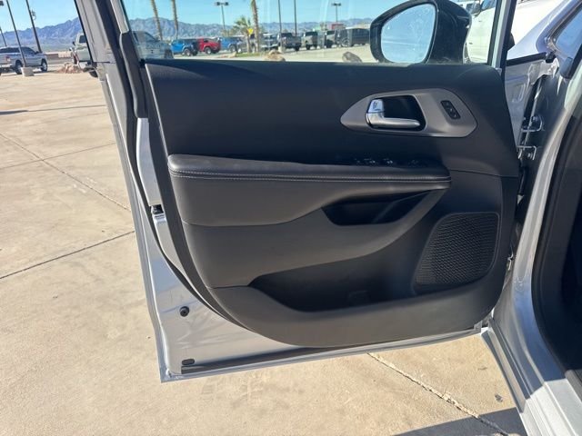 New 2026 Silver Mist Clear-Coat Exterior Paint Chrysler Select image 17