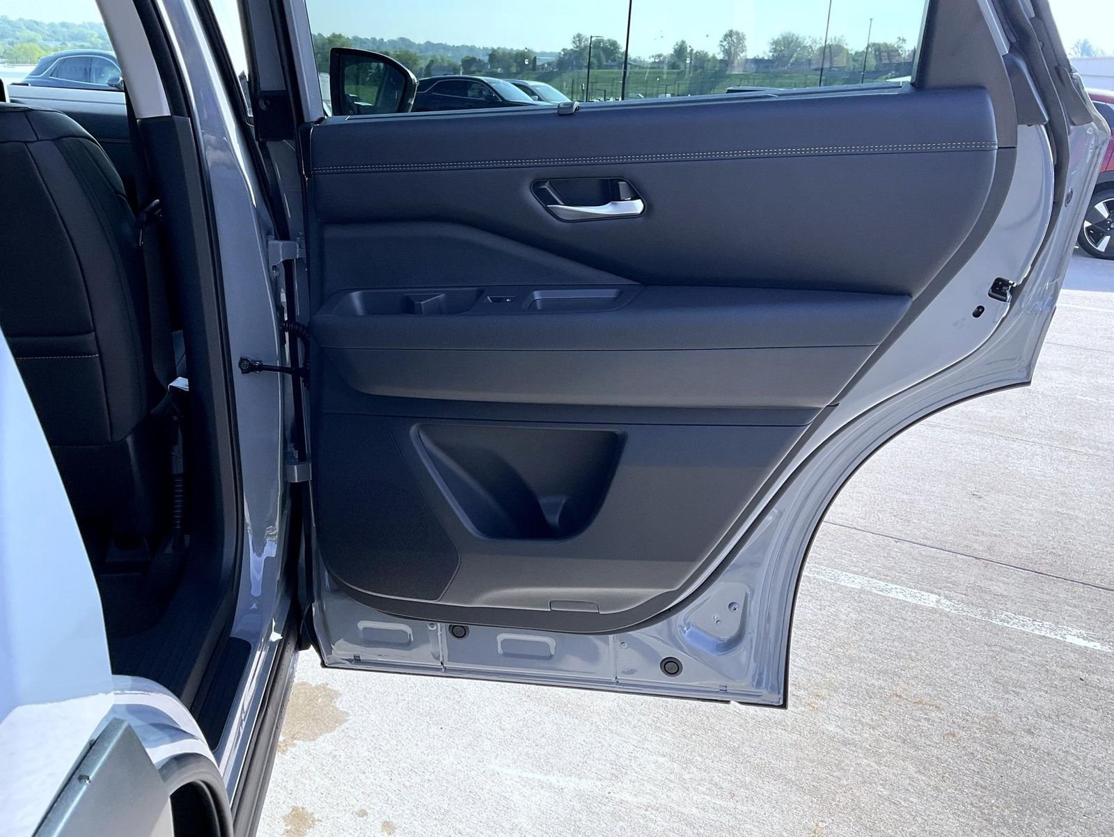 New 2026 Boulder Gray Pearl / Super Black Two-tone Nissan Platinum image 23