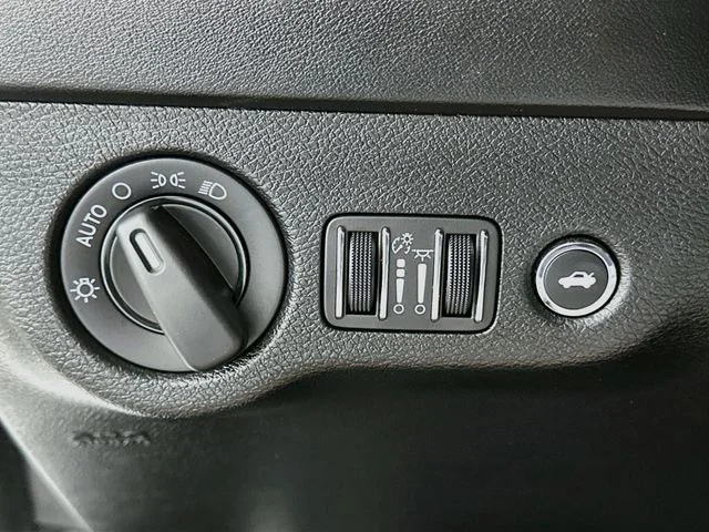 Used 2019 White Dodge SXT image 21