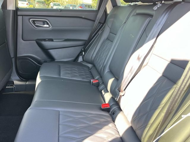 New 2026 Champagne Silver Metallic / Super Black Two-tone Nissan Platinum image 22