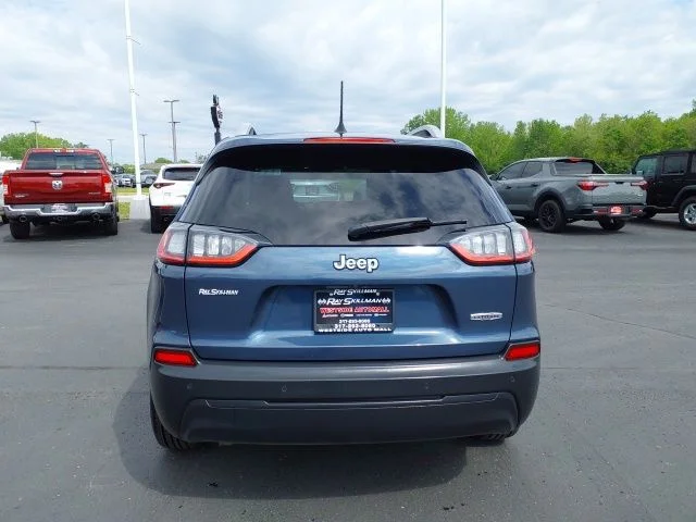 Used 2020 Blue Jeep Latitude image 3