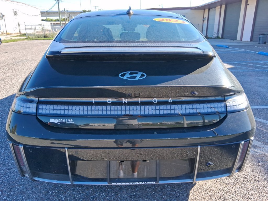 Used 2023 Green Hyundai SE image 4
