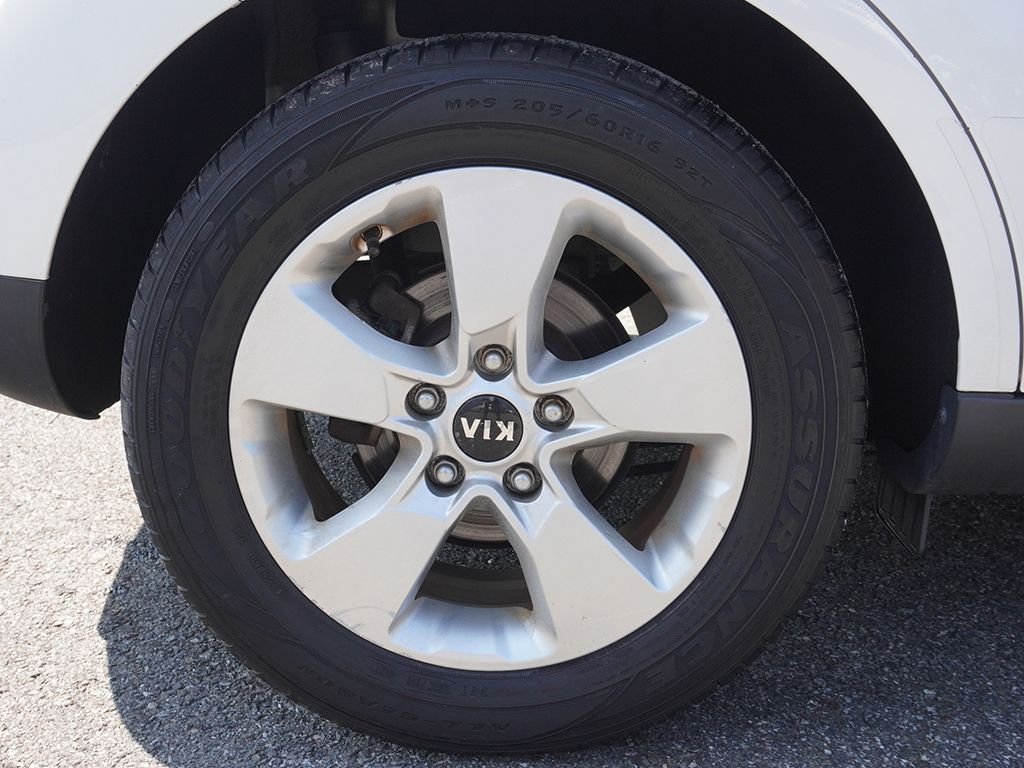 Used 2018 White Kia Base image 12