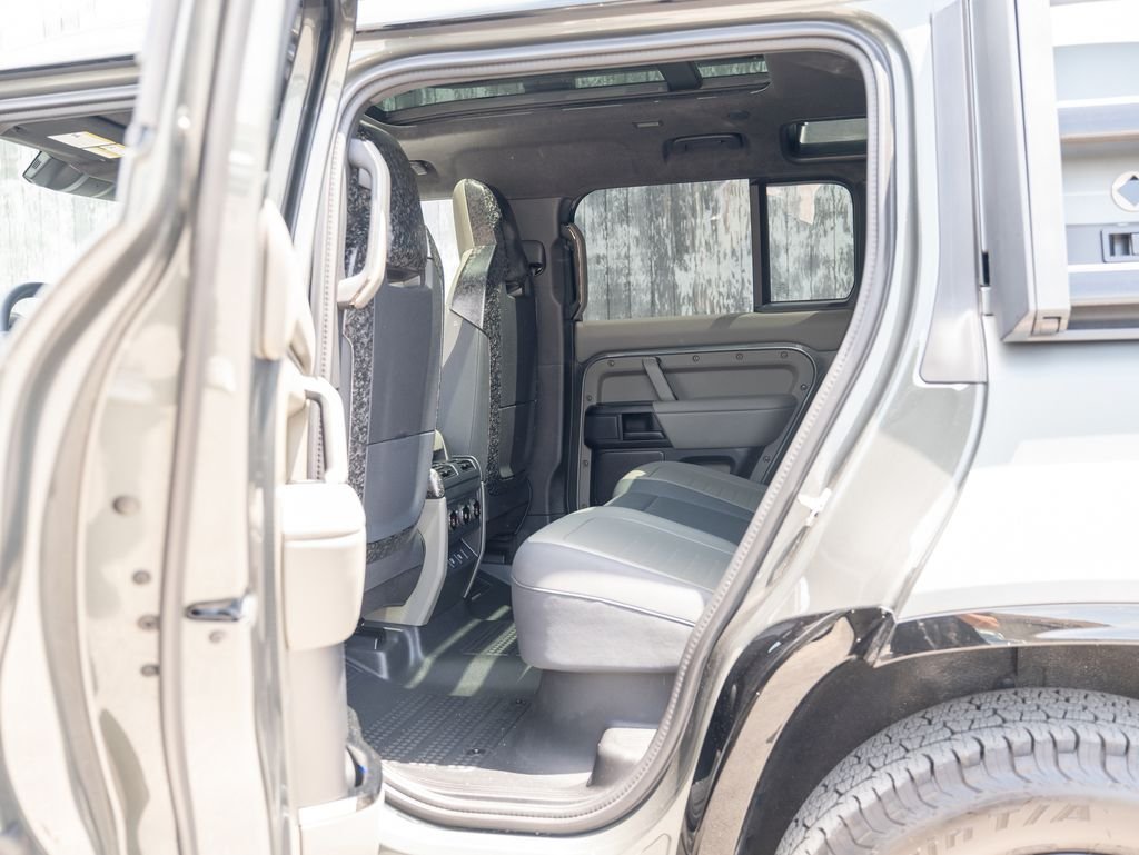 Used 2025 Green Land Rover OCTA image 33