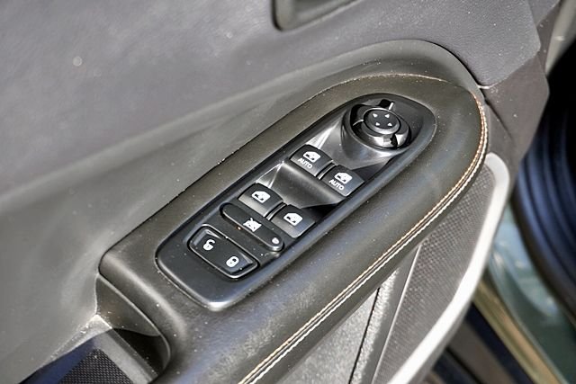 Used 2018 Green Jeep Latitude image 22